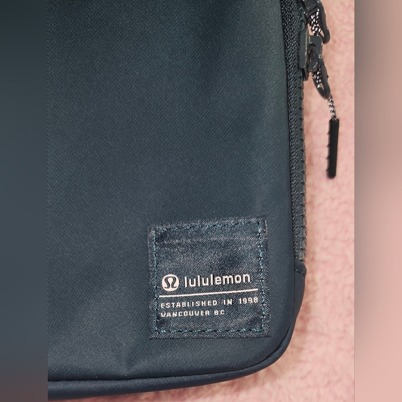 Lululemon Easy Access Crossbody Bag 1.5L - Picture 2 of 5
